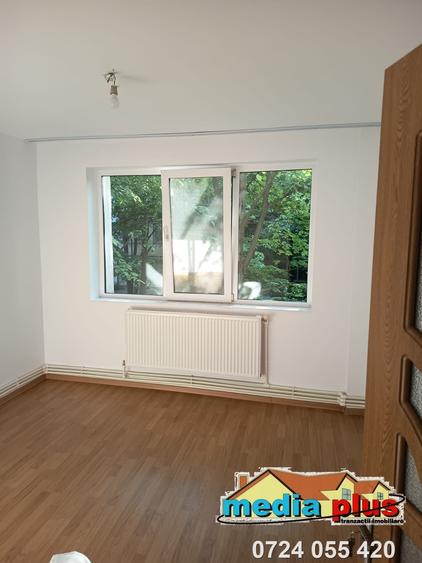 Apartament cu 3 camere semidecomandat în Micro 17