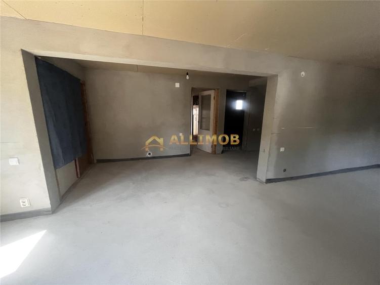 Casă cu 4 camere cu Teren 300 Mp în Central