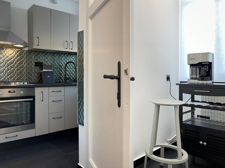 Apartament cu 3 camere decomandat, mobilat în P-ța Romană
