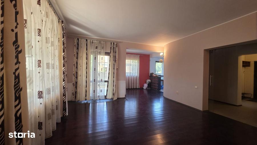 Casă cu 6 camere cu Teren 640 Mp în Grădiștea