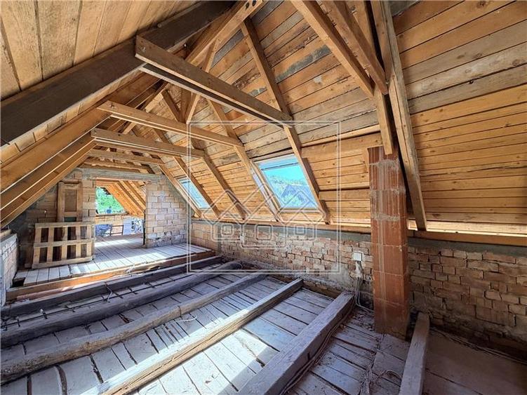 Casă individuală cu 7 camere cu Canalizare în Nou Săsesc