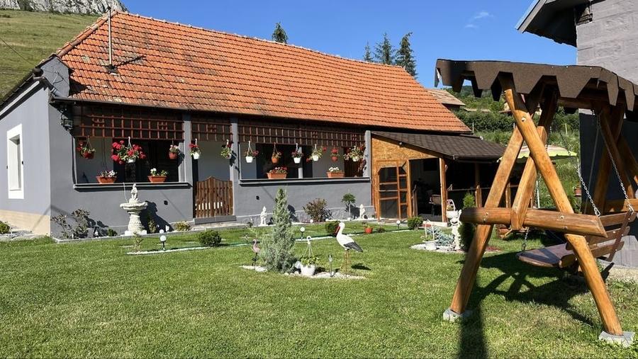Casă cu 2 camere cu Teren 150 Mp în Vălișoara