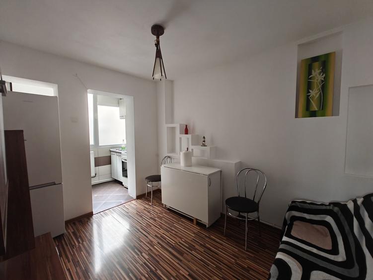 Apartament cu 2 camere semidecomandat în Craiovița Nouă