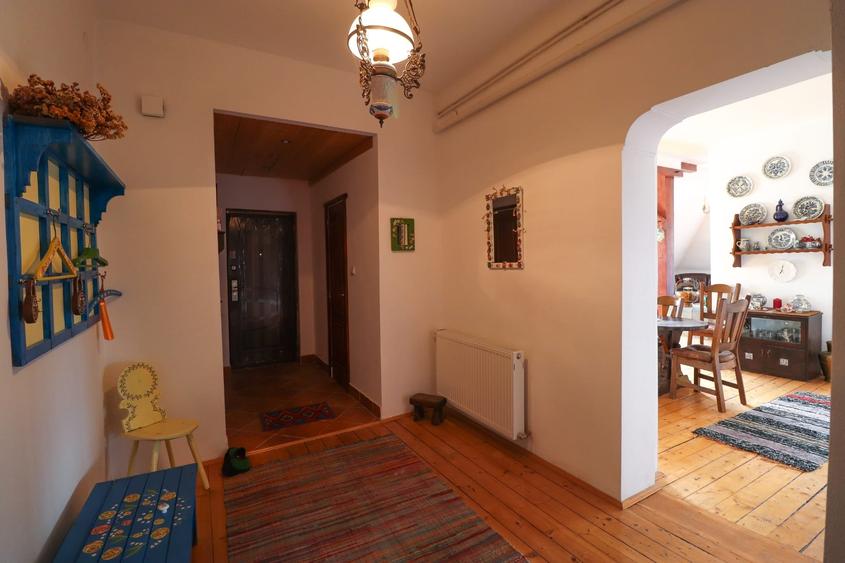 Apartament cu 6 camere decomandat în Furnica