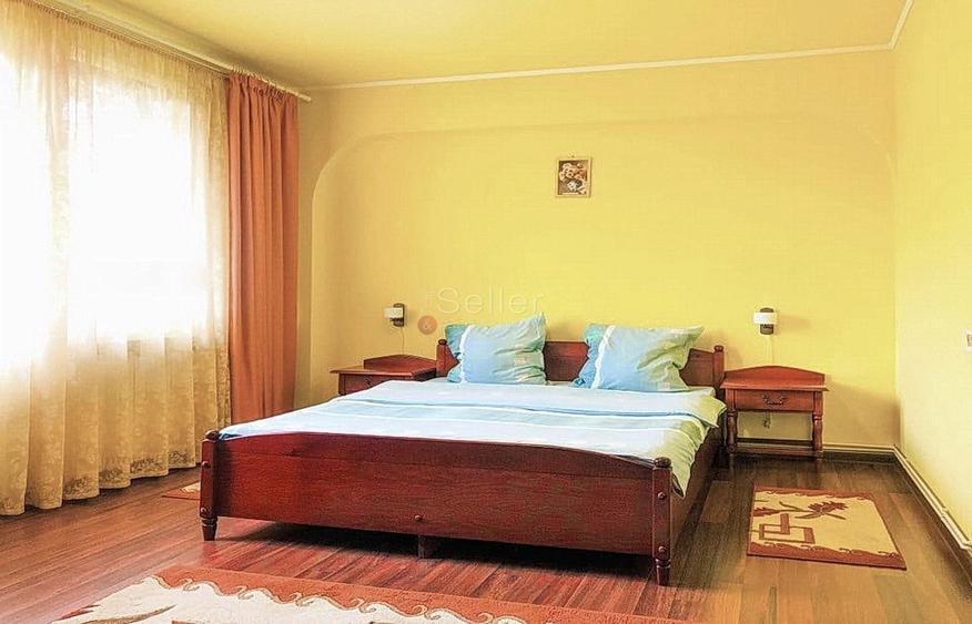 Casă individuală cu 19 camere cu Canalizare în Moieciu de Jos