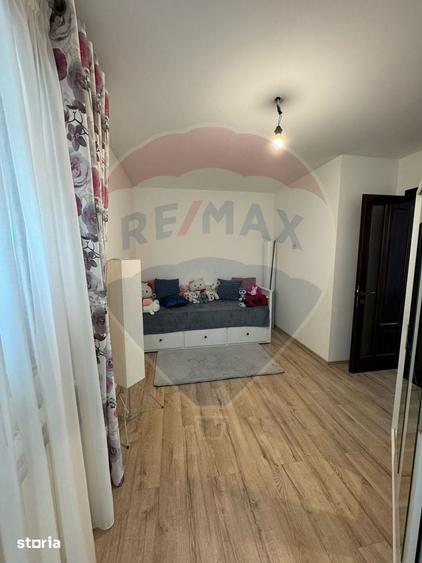 Casă cu 5 camere cu Teren 946 Mp în Golești