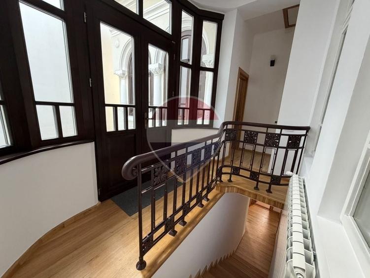 Casă individuală cu 6 camere cu Teren 1000 Mp în Central