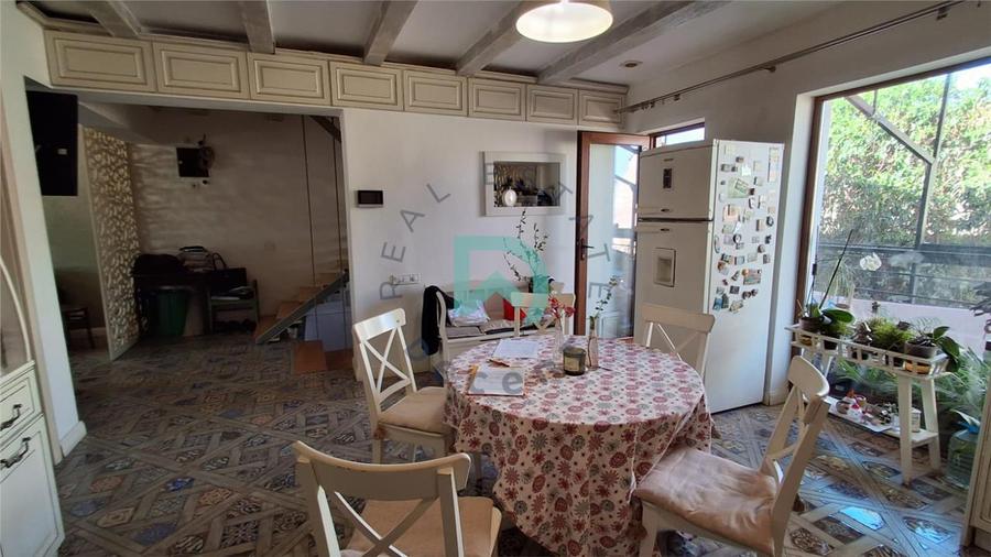 Apartament cu 5 camere decomandat, mobilat în Sub Arini