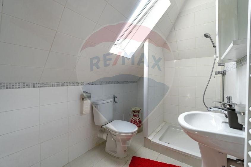 Casă individuală cu 7 camere cu Teren 1332 Mp în Cristian