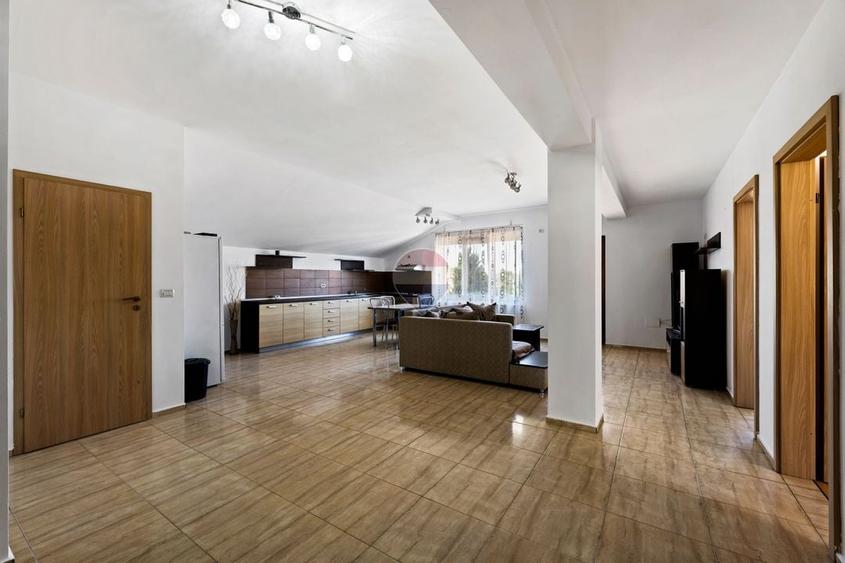 Apartament cu 3 camere decomandat, mobilat în Intim