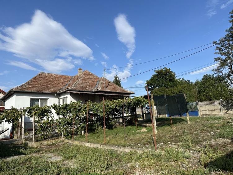 Casă cu 3 camere decomandat în Bogata