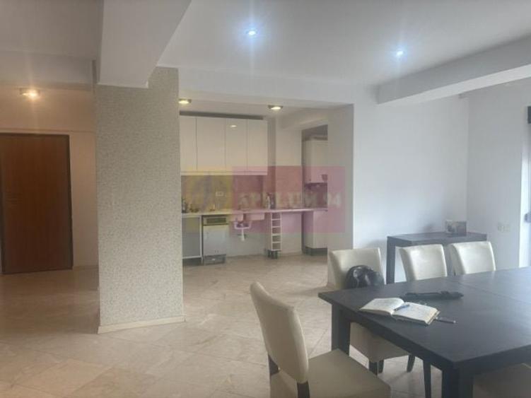 Apartament cu 4 camere semidecomandat, mobilat în Băneasa