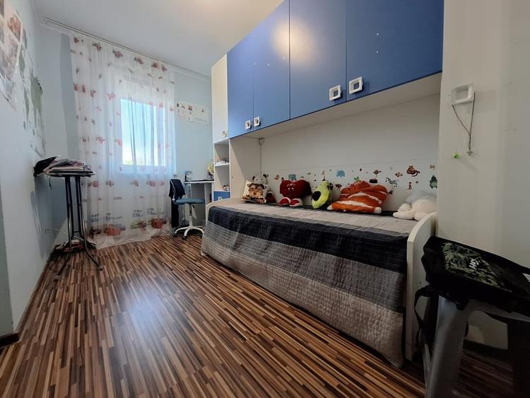 Apartament cu 3 camere decomandat, mobilat în Girocului