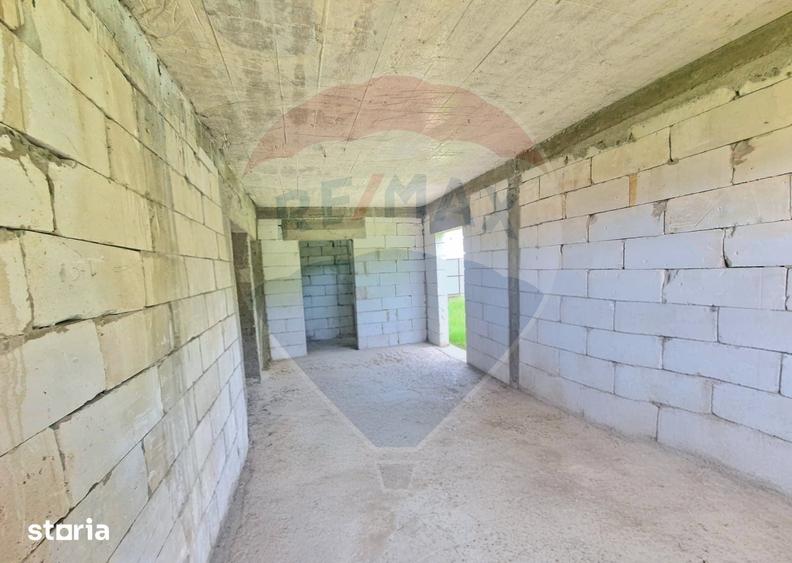 Casă cu 6 camere cu Teren 1476 Mp în Strugari