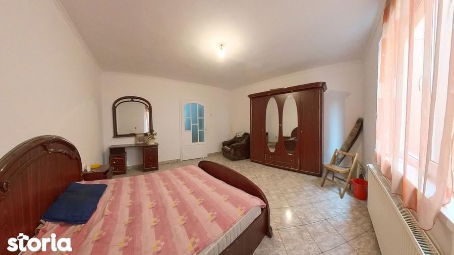 Casă cu 6 camere cu Garaj în Tractorul