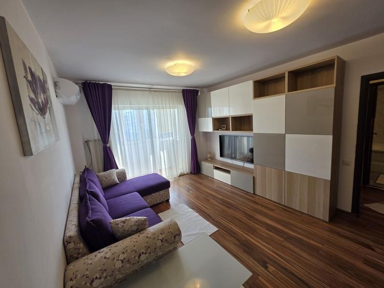 Apartament cu 3 camere semidecomandat în Tineretului