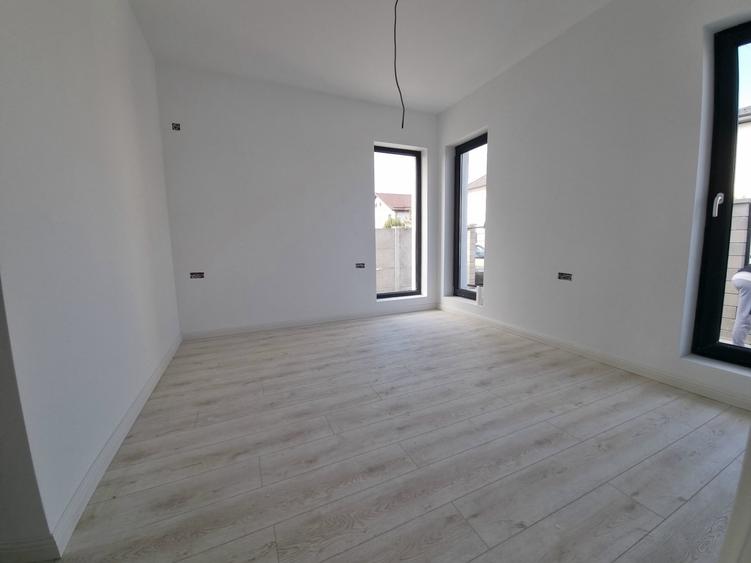 Casă individuală cu 4 camere cu Teren 325 Mp în Vidra