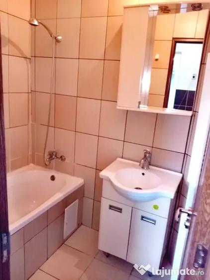 Apartament cu 3 camere semidecomandat în Victoriei