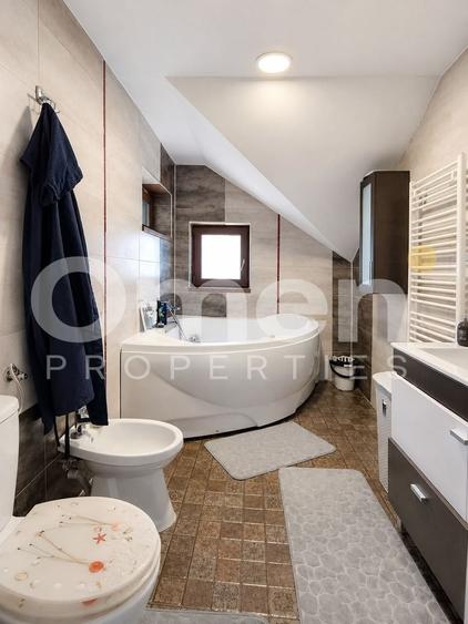 Casă cu 7 camere cu Piscina în Valea Borcutului