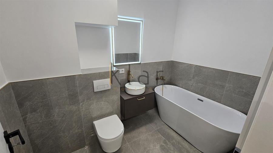 Apartament cu 3 camere semidecomandat, mobilat în Florești