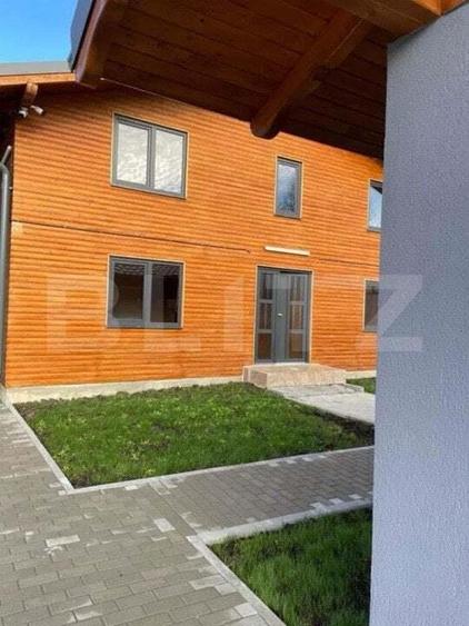 Casă cu 10 camere cu Teren 400 Mp în Bucium
