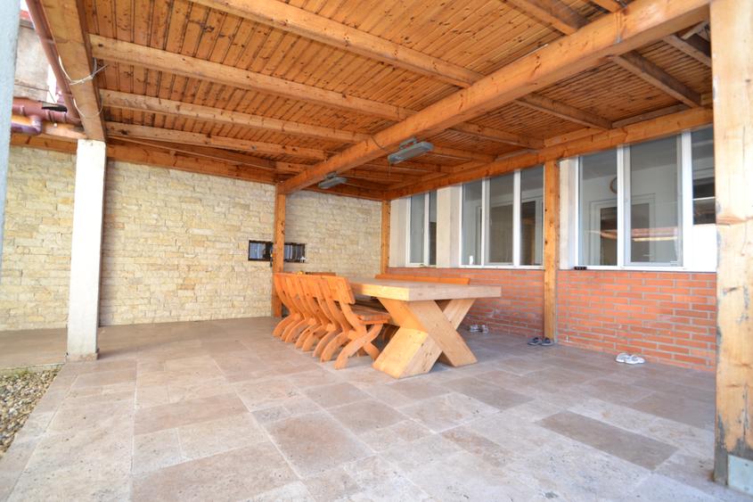 Casă individuală cu 5 camere cu Piscina în Becicherecu Mic