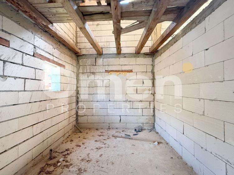 Casă individuală cu 10 camere cu Canalizare în Băița