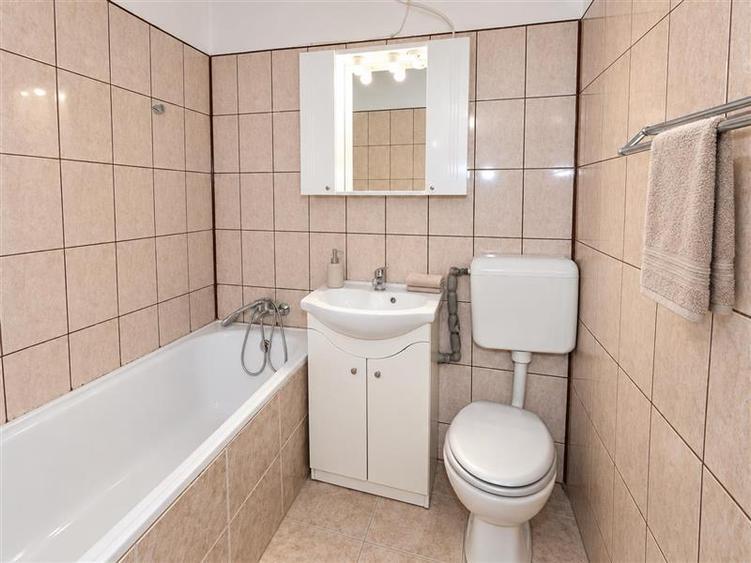 Apartament cu 2 camere nedecomandat, mobilat în Tractorul