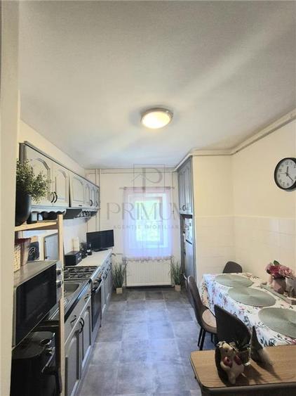 Apartament cu 2 camere semidecomandat, mobilat în Dâmbovița