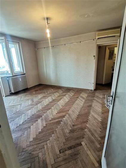 Apartament cu 3 camere semidecomandat în Barbu Văcărescu