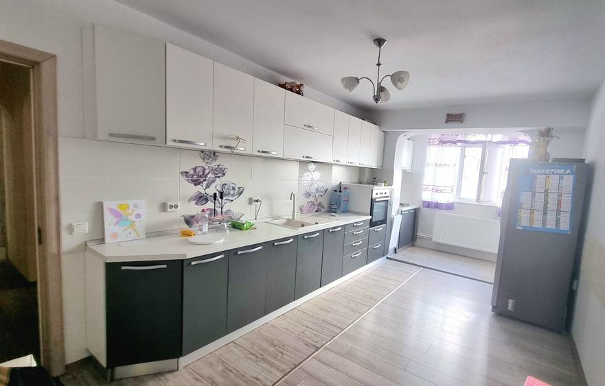 Apartament cu 3 camere decomandat în Sârbi