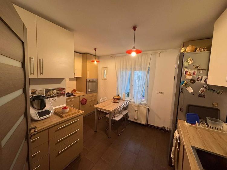 Apartament cu 3 camere decomandat, mobilat în Păcii