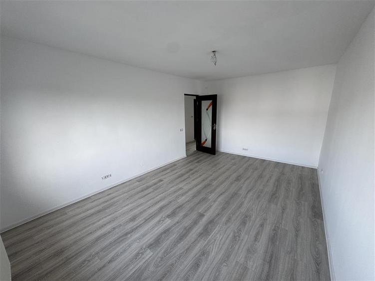 Apartament cu 3 camere semidecomandat în Iosia