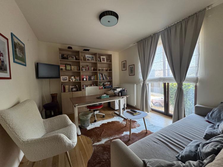 Casă cu 8 camere cu Teren 530 Mp în Pipera