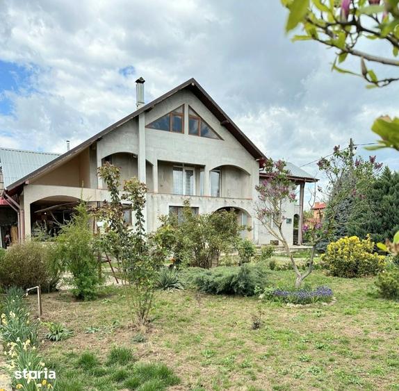 Casă cu 6 camere cu Teren 2300 Mp în Iepurești