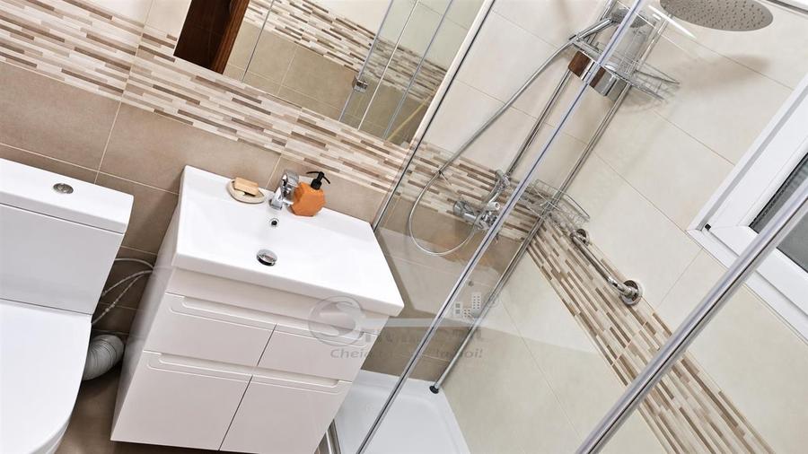 Apartament cu 3 camere decomandat în Podu Roș