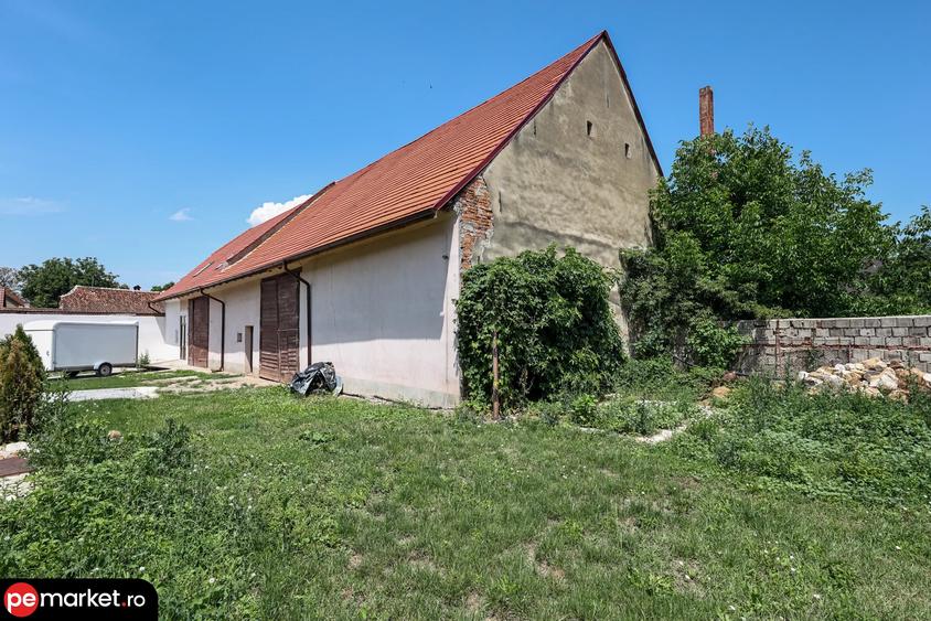Casă individuală cu 10 camere cu Teren 2000 Mp în Cristian