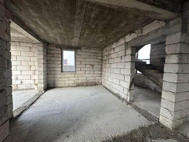 Casă cu 4 camere în Săsar