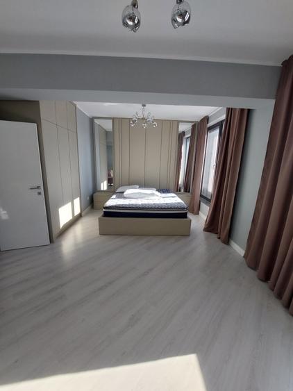 Penthouse cu 3 camere decomandat, mobilat în Nord-Est