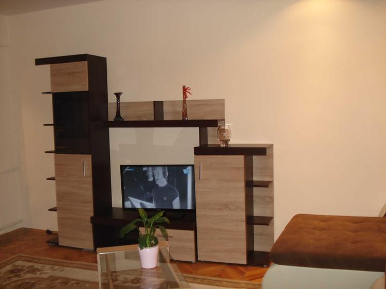 Apartament cu 3 camere decomandat în Casa de Cultură