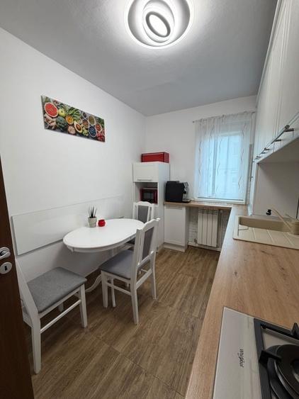 Apartament cu 3 camere semidecomandat în Vitrometan