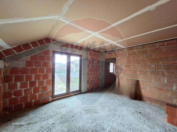 Casă cu 5 camere cu Teren 983 Mp în Vladimirescu