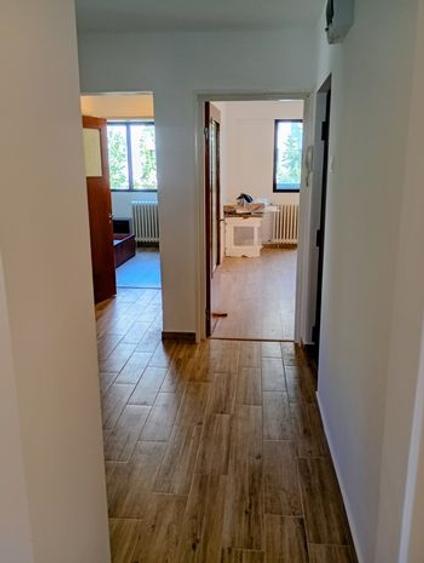 Apartament cu 4 camere decomandat în Lacul Tei