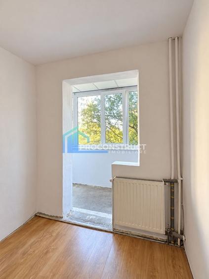 Apartament cu 3 camere semidecomandat, mobilat în Dacia