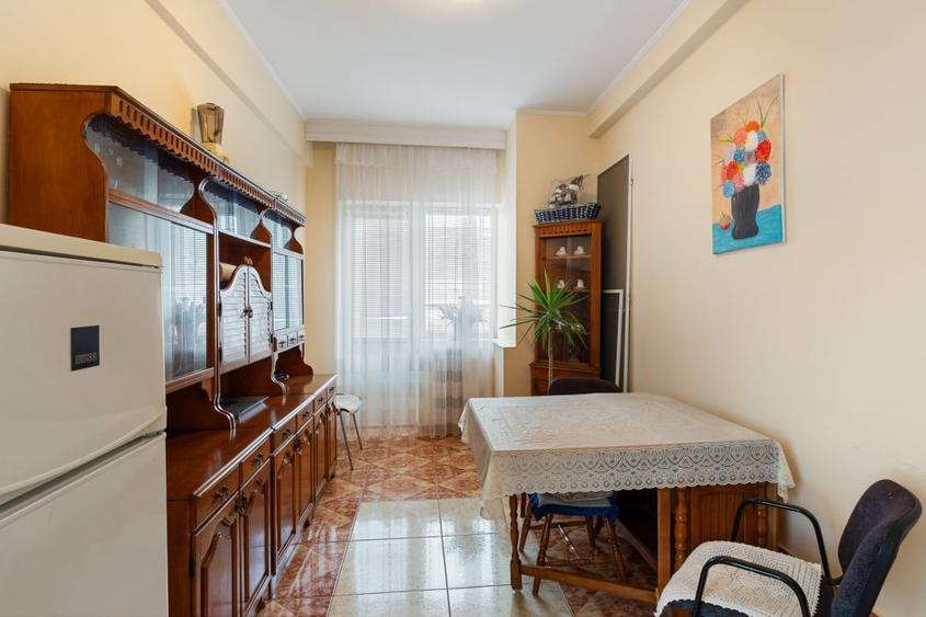 Casă individuală cu 8 camere cu Garaj în Faleza Nord