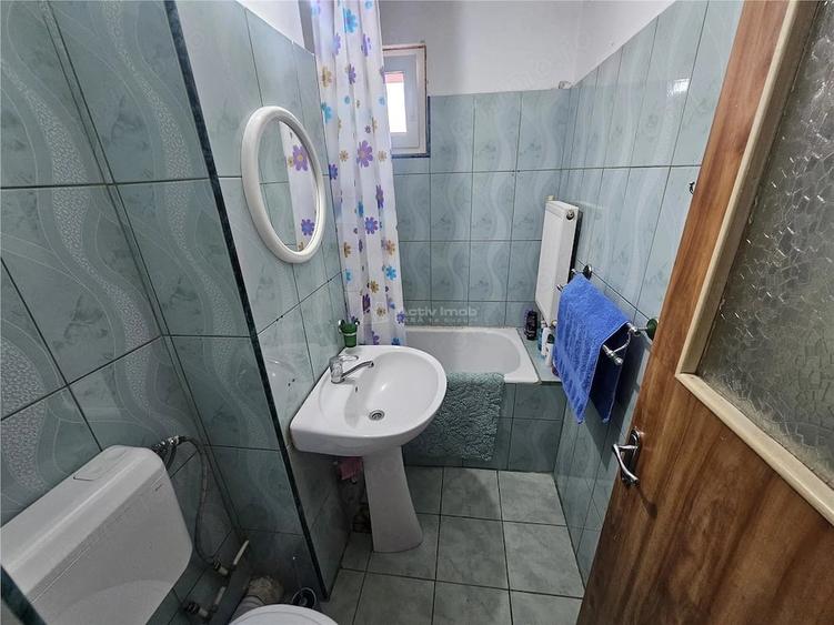 Apartament cu 3 camere semidecomandat în Cuptoare (Reșița)