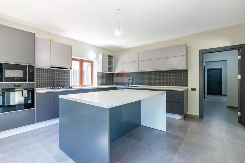 Casă individuală cu 4 camere cu Teren 563 Mp în Corbeanca