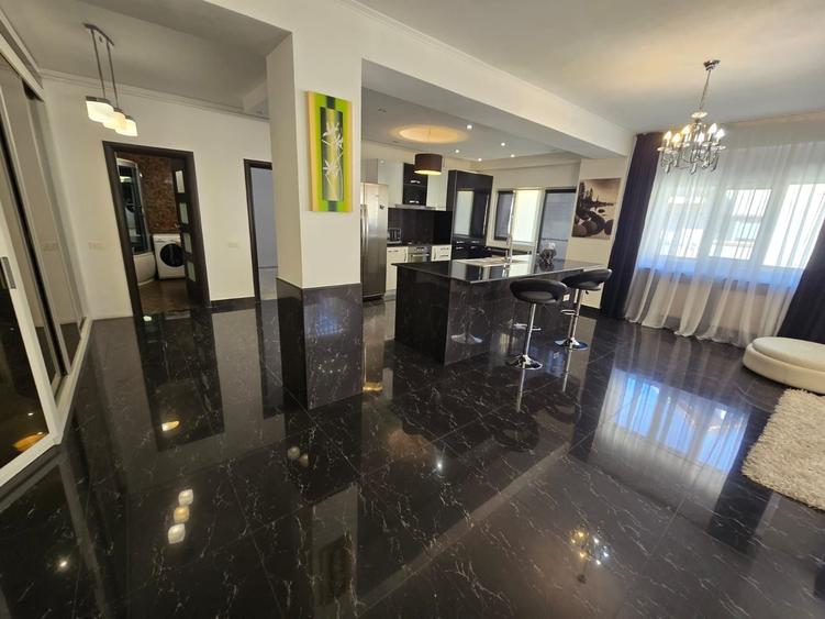 Apartament cu 3 camere decomandat în Roșu