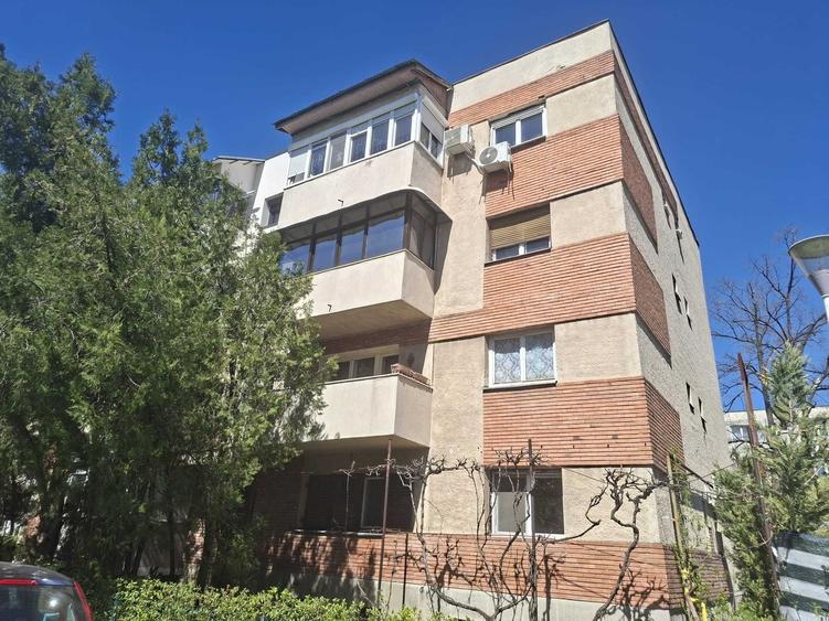 Apartament cu 3 camere decomandat în Sud