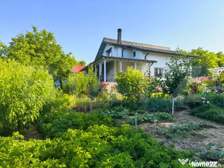 Casă cu 5 camere cu Teren 1000 Mp în Bucium
